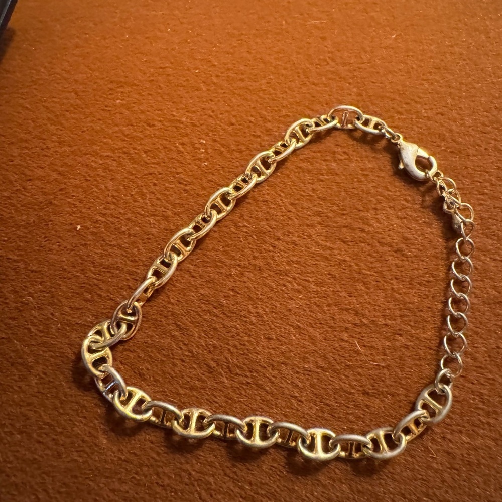 Elegant Gold Chain Bracelet - Picture 2 of 3